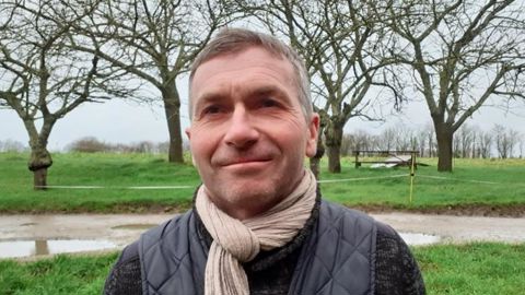 « Il est plus difficile de conserver une bonne structure du sol que de gérer les adventices », estime Philippe Betton. © Ph. Betton